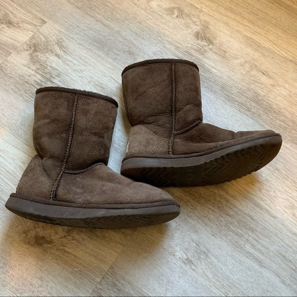 Ugg Classic Short Brown, Size 5 - Picture 2 of 7